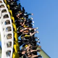 Kobieta wypadła z pędzącego rollercoastera