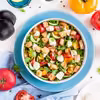 Panzanella, czyli sałatka z pomidorami, grzankami i mozzarellą