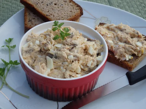 Pasta z wędzonej makreli z jajkiem i cebulką