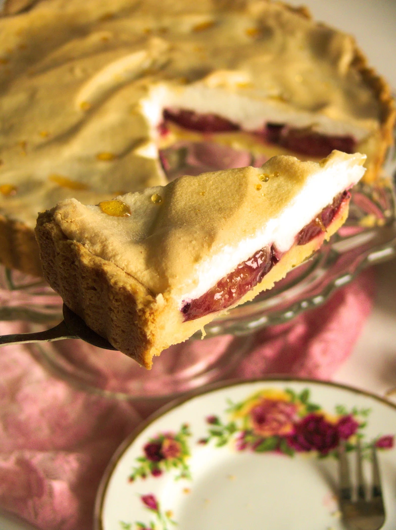 Kruche ciasto a’la tarta ze śliwkami i bezową pianką z rosą