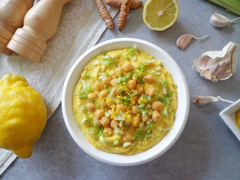 Hummus z musztardą i dymką