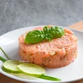 Tatar z surowego łososia