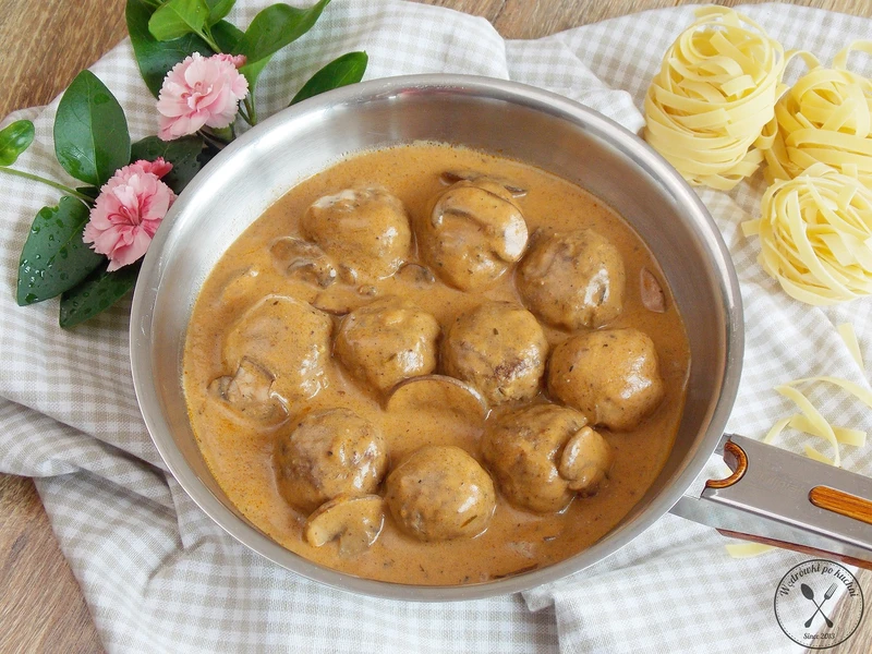 Klopsiki z jelenia w sosie pieczarkowym z brandy
