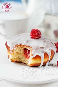 Pączki z kremem malinowym
