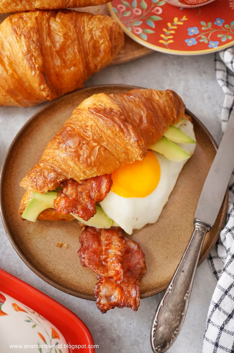 Croissant z jajkiem sadzonym, awokado i boczkiem