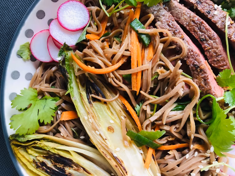 SAŁATKA Z MAKARONU SOBA ZE STEKIEM