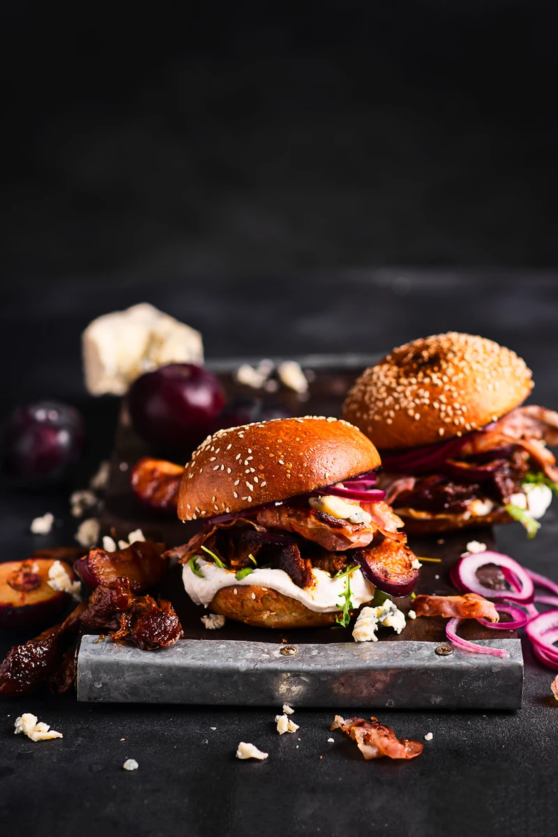Burger z pieczoną wołowiną z miso i karmelizowaną śliwką
