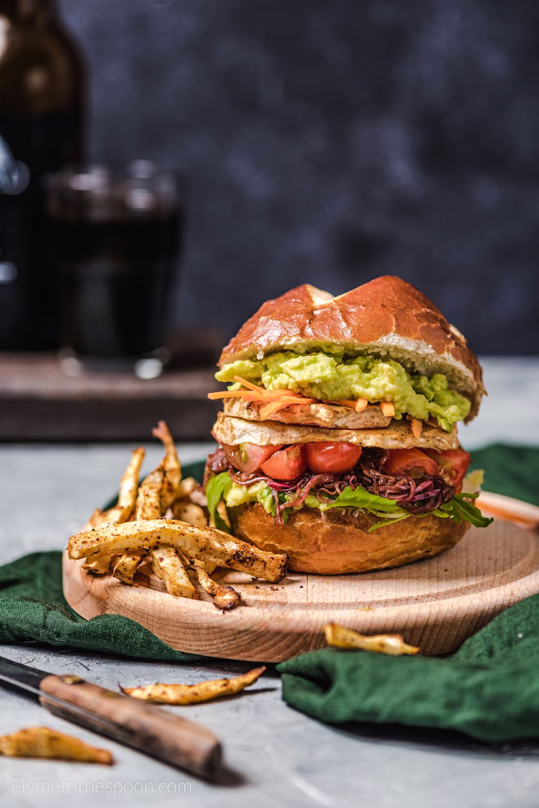 Burgery wegetariańskie z selerem i guacamole z karmelizowaną cebulą