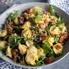 Sałatka z tortellini z rukolą i suszonymi pomidorami