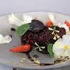 Tatar z kaszy gryczanej i karmelizowanych buraków, truskawki, mozzarella di bufala