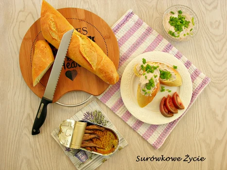 Pasta rybna do kanapek , przekąska ze szprotek wędzonych