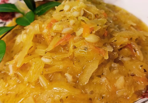 Kapusta kiszona na oleju z cebulką i kaszą pęczak