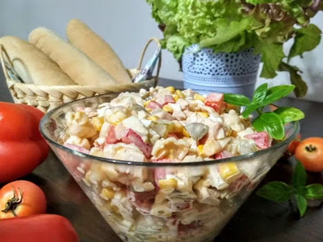 Sałatka z wędzonym kurczakiem i oliwkami