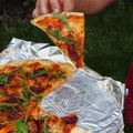 Najlepszy przepis na ciasto do pizzy - pizza pikantna z salami