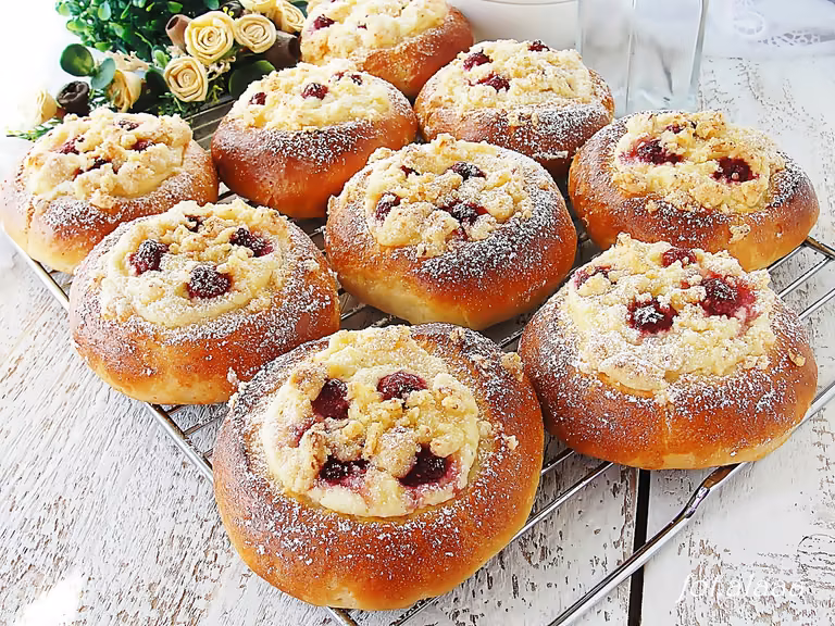 Drożdżówki z twarogiem i malinami