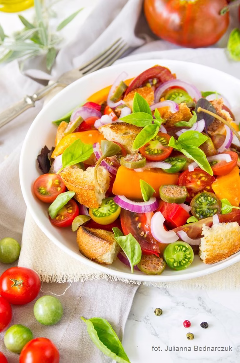 Panzanella - włoska sałatka z chleba i pomidorów