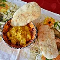Kurczak curry z chlebkami naan