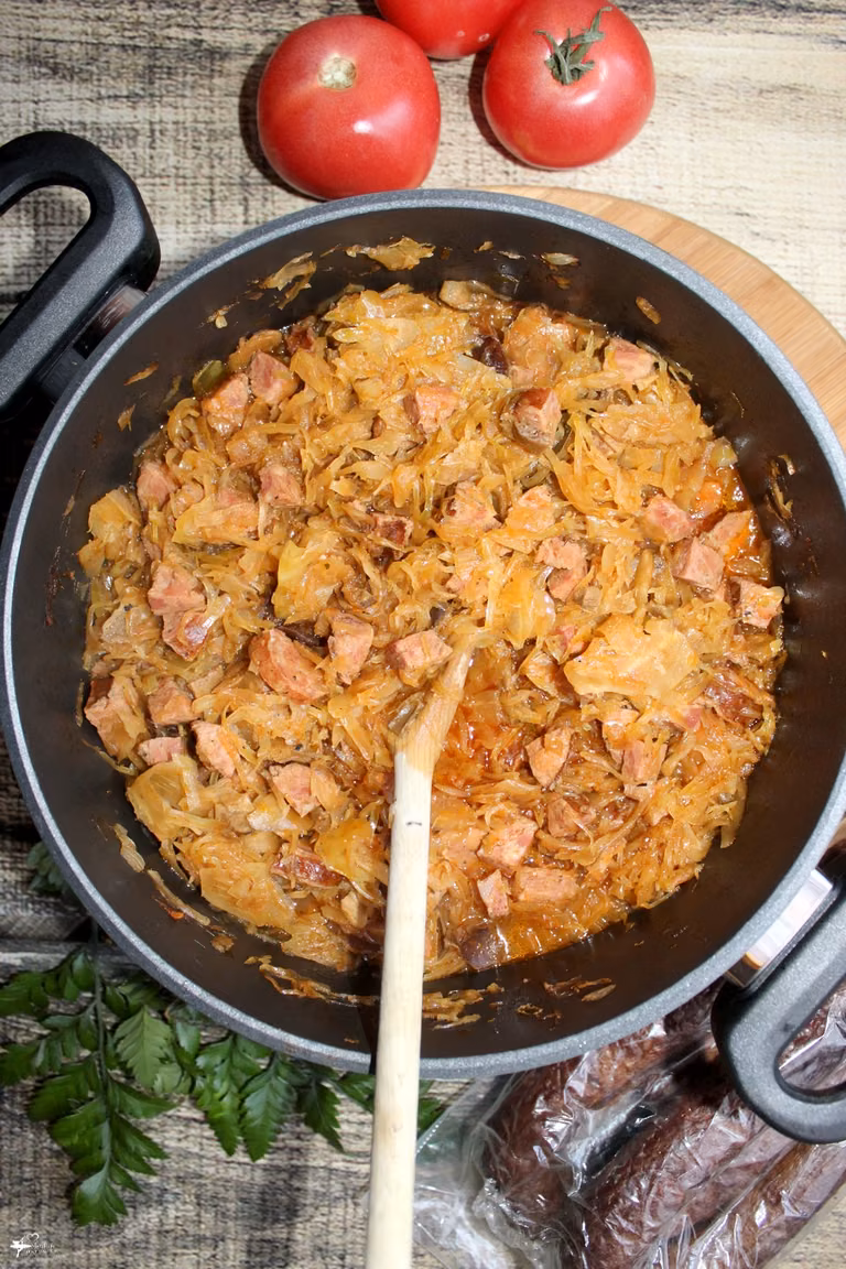 Prosty bigos z kiszonej kapusty z kiełbasą i suszonymi grzybami