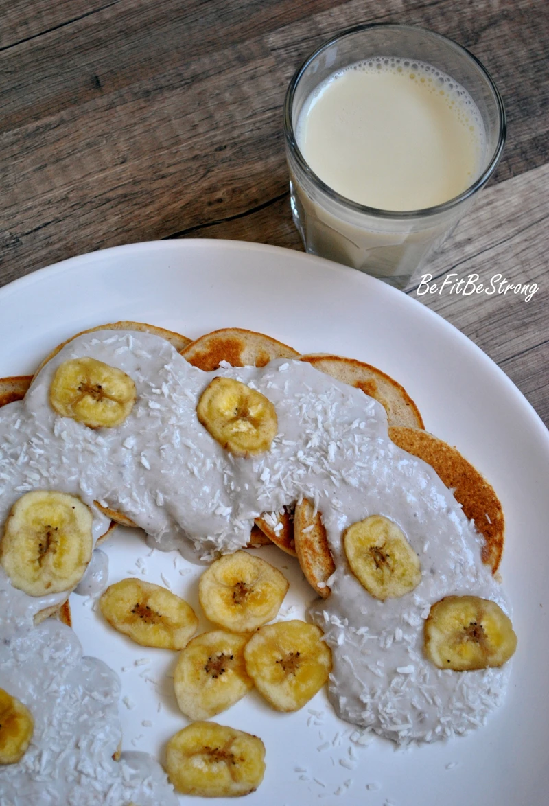Orkiszowe placki z mascarpone z sosem bananowym