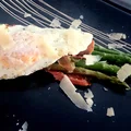 Śniadanie mistrzów: Szparagi w szynce dojrzewającej z jajkiem sadzonym i parmezanem