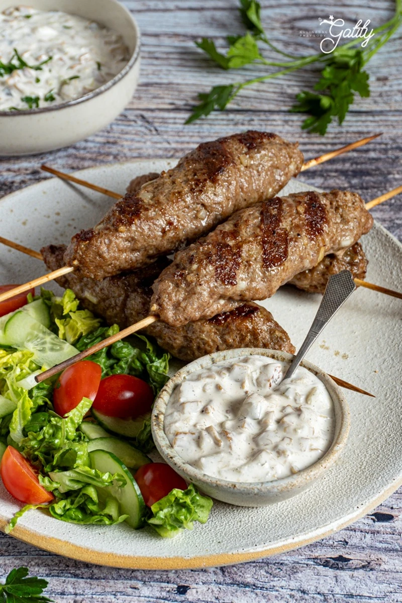 Grillowane kofty z sosem z marynowanymi grzybkami