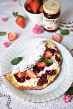 Omlet z serem i truskawkami