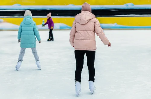 Zniżki i ulgi na ferie zimowe dla uczniów! MEN wydało komunikat i przypomina, jak można zaoszczędzić