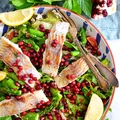 LEKKA SAŁATKA NA LUNCH Z RYBĄ I WARZYWAMI.