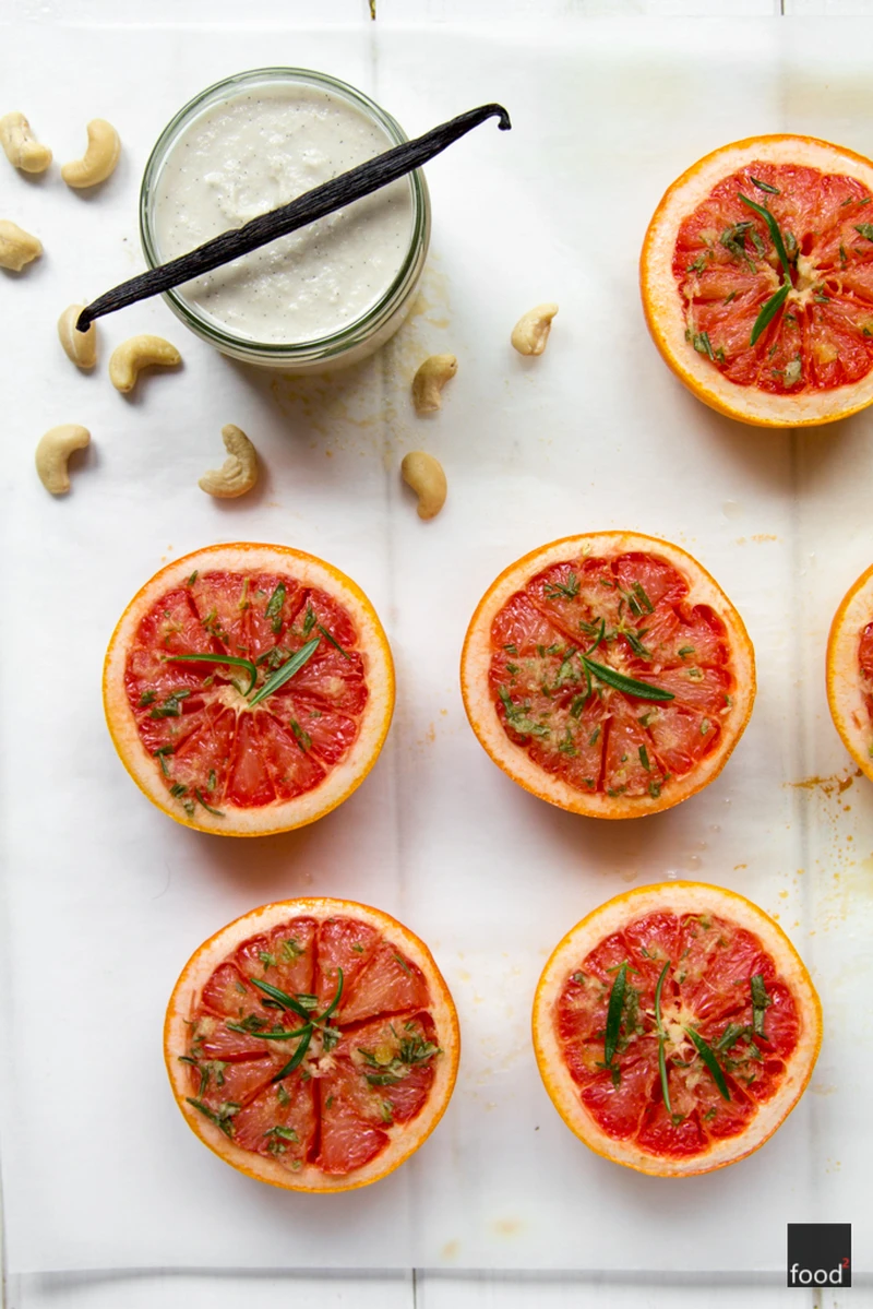 Pieczone grejpfruty aromatyzowane rozmarynem i wodą różaną podawane z waniliowym kremem z nerkowców