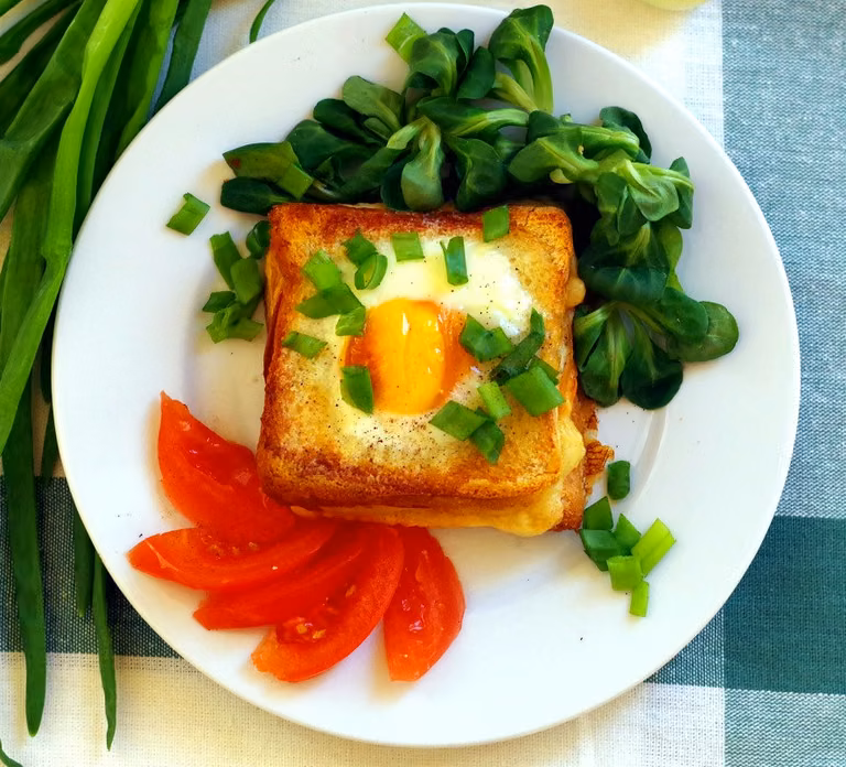 Tost zapiekany z jajkiem