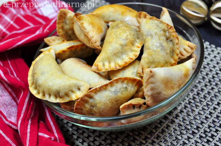 PIEROGI Z KAPUSTĄ I PIECZARKAMI PIECZONE W PIEKARNIKU