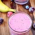 Koktajl z owocami lasu i bananem