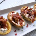 Chrupiące skórki ziemniaków z prosciutto i wędzonym pstrągiem