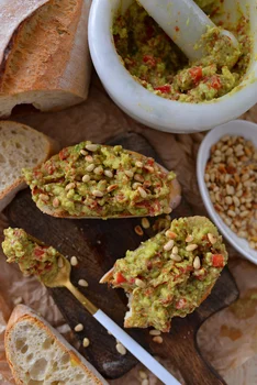 GUACAMOLE Z POMIDORAMI, PAPRYKĄ I PRAŻONYMI ORZESZKAMI PINI!