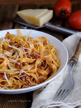 Makaron tagliatelle z sosem bolońskim (Tagliatelle con ragù alla bolognese)
