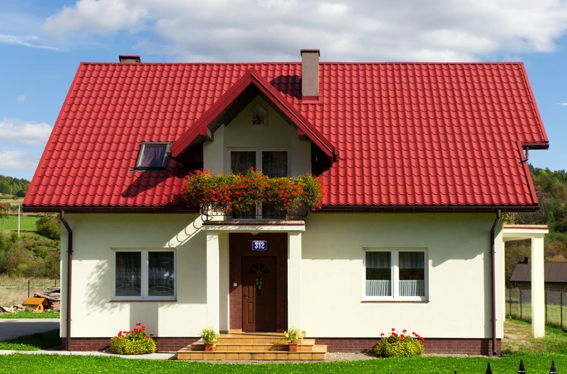 Właściciele domów muszą to zawiesić w widocznym miejscu! Zaniedbanie tego obowiązku to nawet 250 zł grzywny