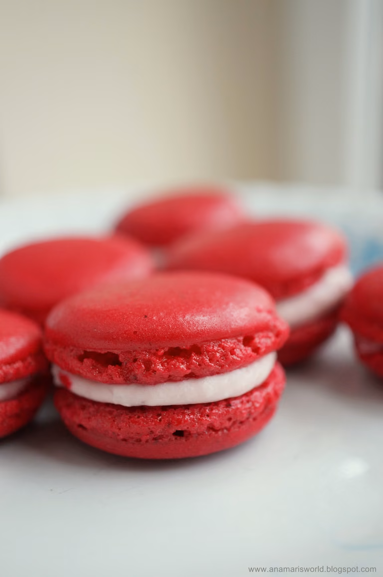 Francuskie macarons z kremowym nadzieniem