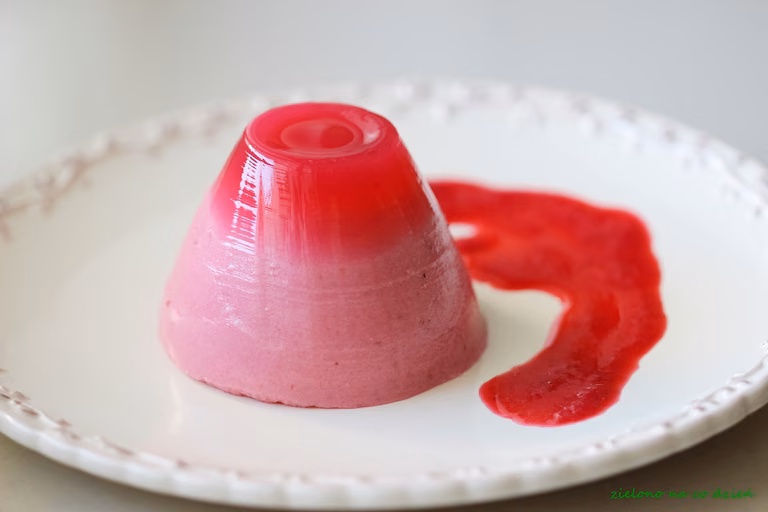 Panna cotta porzeczkowo - kokosowa
