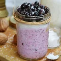 Jogurt jagodowy z masłem orzechoewym, chia i kokosem