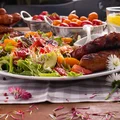 Sałatka z rabarbarem i truskawkami na spotkanie przy grillu