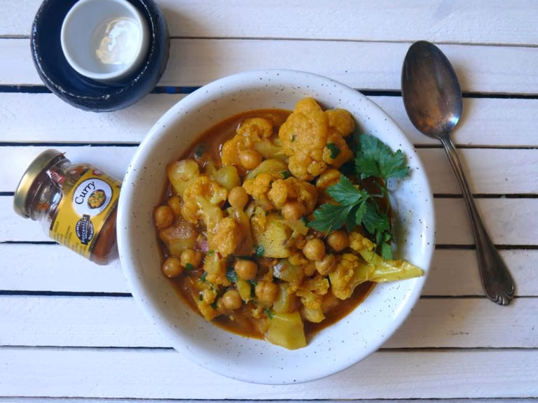 TEST PASTY CURRY HOTZ Z PRZEPISEM NA WEGAŃSKIE CURRY Z KALAFIOREM, ZIEMNIAKAMI I CIECIORKĄ