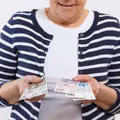 3276 zł rocznie specjalnego dodatku do emerytury! Przelewy trafią na konto tych osób do 15 maja
