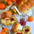 Brioszki pomarańczowo-kardamonowe z dżemem truskawkowym