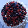 Pavlova z bitą śmietaną i owocami