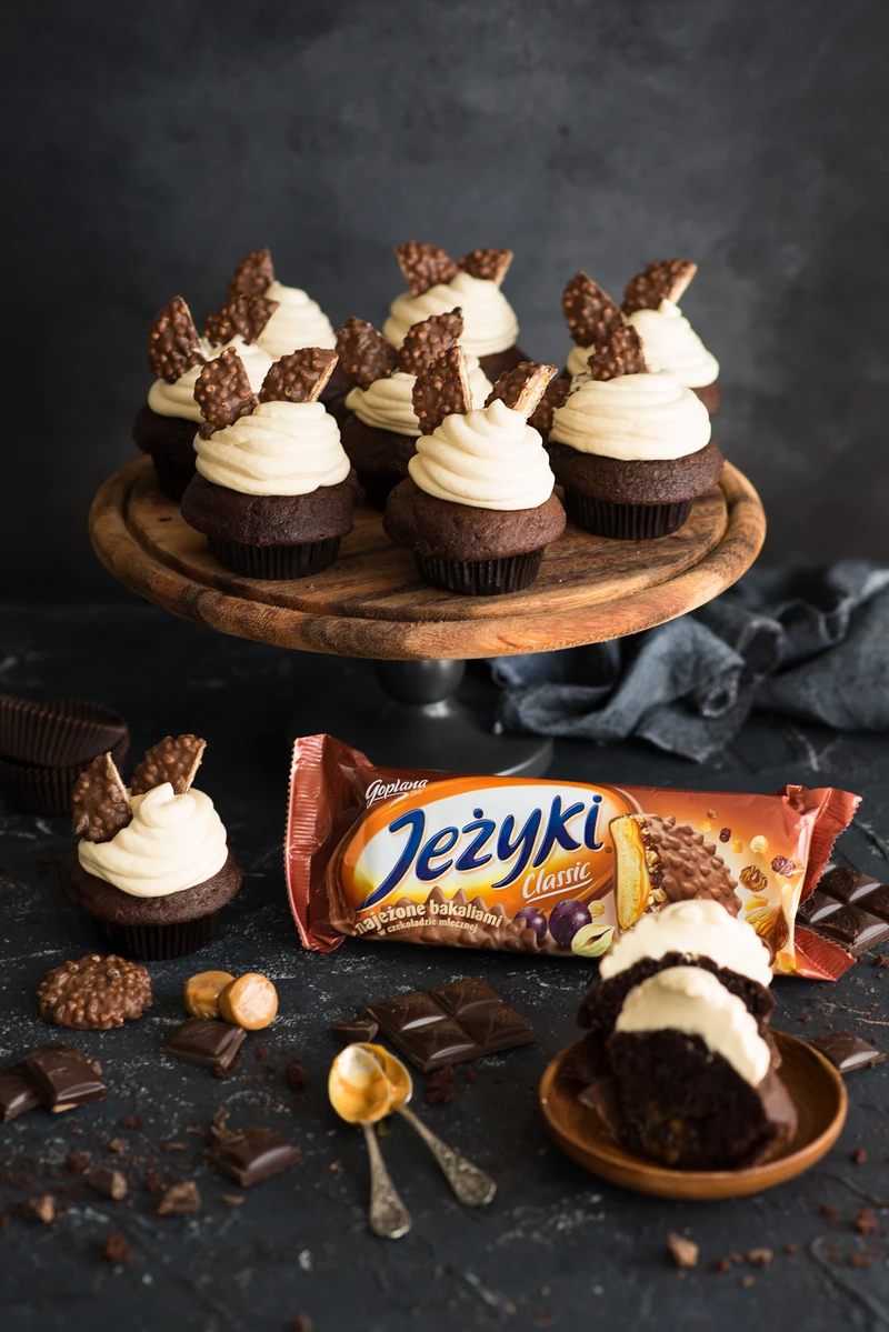 Czekoladowe muffinki z kremem karmelowym i jeżykami