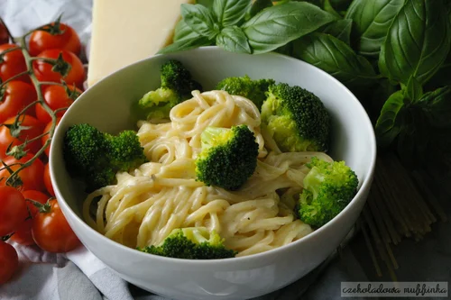 Spaghetti z brokułami w sosie serowym