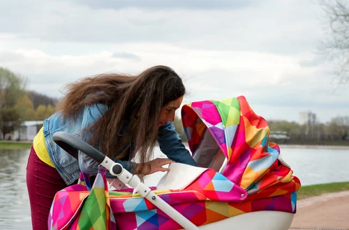 1100 zł miesięcznie zamiast 800 plus! Nowa kwota świadczenia dla tych rodziców i bez względu na dochody