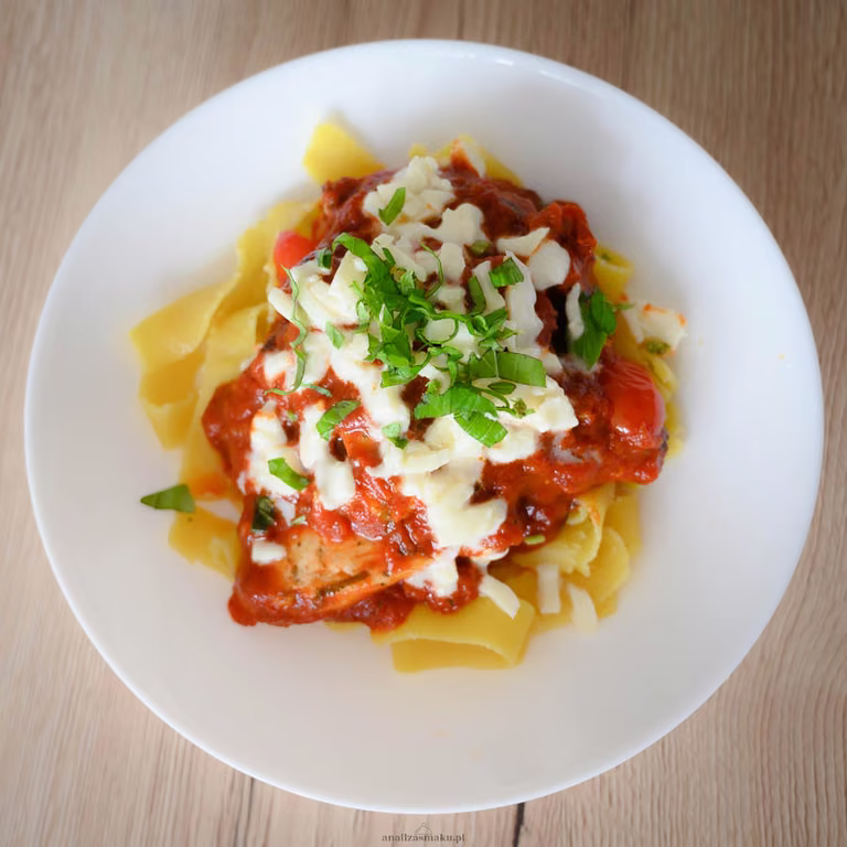 Papardelle z pomidorami, mozzarellą i grillowanym kurczakiem