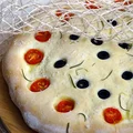 Focaccia z rozmarynem, pomidorkami i oliwkami