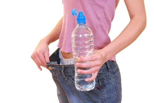 7 korzyści odstawienia napojów i picia tylko wody